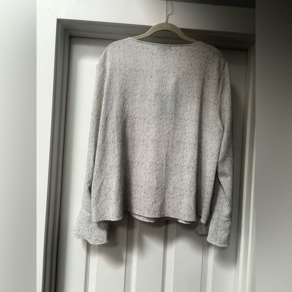 Vince Camuto Cream Blouse with Black Accent - Picture 5 of 11